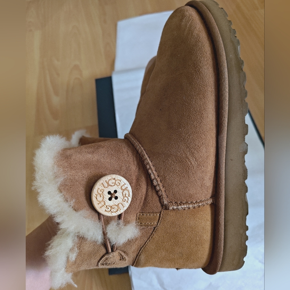 UGG Tan Short Shearling Winter Boots - 7 US/38 EU - Picture 10 of 11